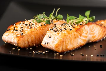 Rolgordijnen Grilled salmon on black plate © nanisimova