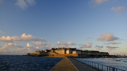 Saint Malo depuis la digue du phare