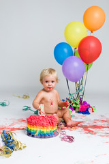 Fototapeta na wymiar Baby girl celebrating her first bithday with gourmet cake and ba