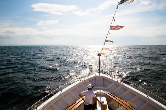 Nave a motore solca il mare 