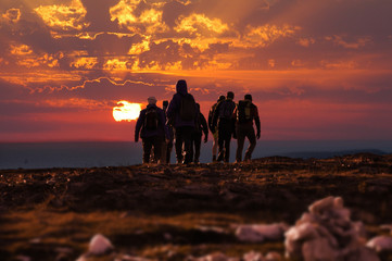 trekking persone al tramonto
