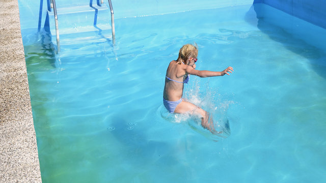 Kind springt in den pool