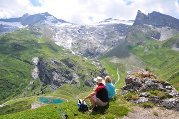 Wanderer genießen die Aussicht im Zillertal
