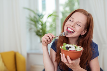 junge frau genießt einen leckeren salat