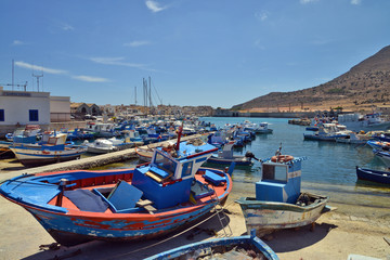 Fototapeta na wymiar barche di pescatori ferme nel porto