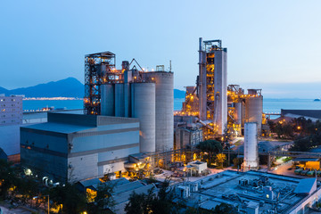 Cementfabriek tijdens zonsondergang