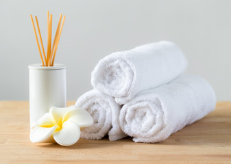 Obraz na płótnie Canvas Aromatherapy spa plumeria and towel