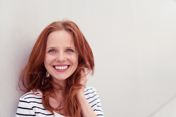 glückliche frau mit roten haaren und sommersprossen