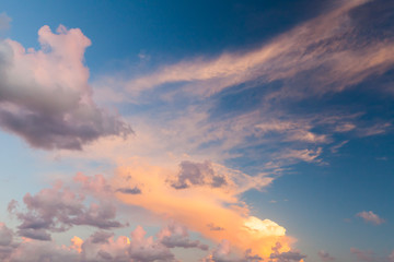 Cloudscape coloré dramatique, ciel lumineux du soir