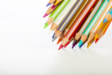 Matite colorate su sfondo bianco