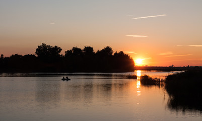 Koniec lata. Zachód słońca w odbiciu Zalewu Nielisz. 