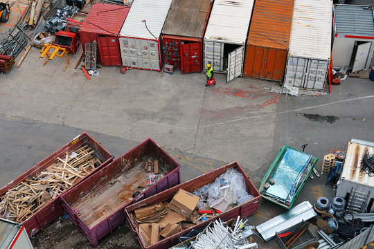 conteneurs et bennes à déchets sur chantier de construction