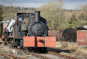 Obraz premium Old vintage steam engine at an abandoned railway station.