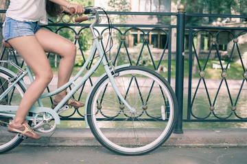 Obraz premium blue vintage city bicycle, concept for activity and healthy lifestyle