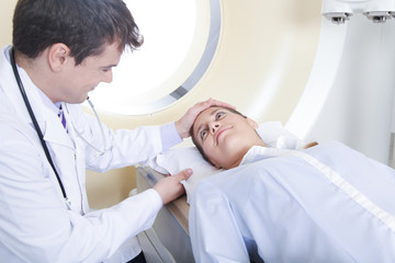 Obraz premium Doctor made a tomography