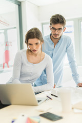 Obraz premium creative team at office working on a laptop on building project