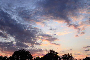 Obraz premium Pełne wydarzeń niebo