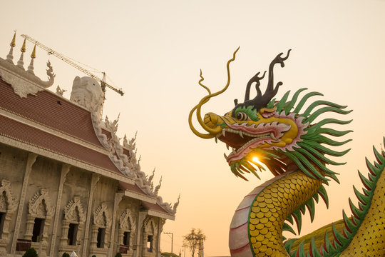 Dragon statue in the center, Wat Huay pla kang