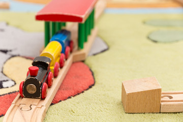 Fototapeta premium Holzeisenbahn Spielzeug
