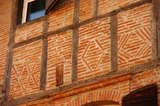 Lisle-sur-Tarn - Briques et colombages
