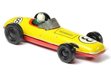 gelber Rennwagen aus Blech isoliert auf weißem Hintergrund