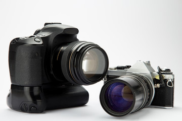 Macchina fotografica su sfondo bianco