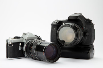 Macchina fotografica su sfondo bianco