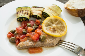 Kalbsschnitzel mit Tomaten und Kapern