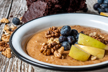 Home porridge with honey.
