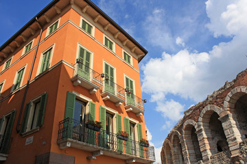 Fototapeta premium Wohnhaus und Arena in Verona
