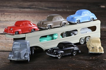 Autotransporter als Modellauto aus Kunststoff auf Holzhintergrund