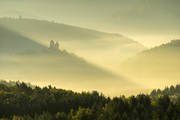 Burg Berwartstein im Morgennebel