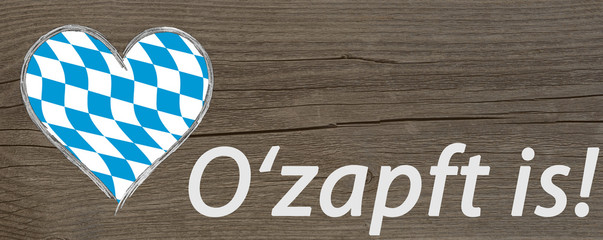 Obraz premium Oktoberfest - blau weisses Herz auf Holz - o'zapft is