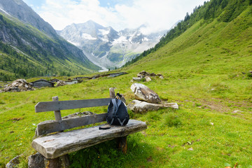 Rucksack auf der Rastbank in den Alpen