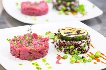 antipasto riso aromatico e carne cruda alta cucina