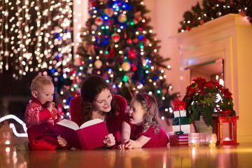 Obraz na płótnie Canvas Mother and children at home on Christmas eve