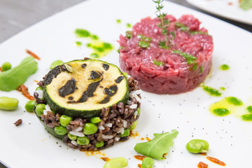 antipasto riso aromatico e carne cruda alta cucina