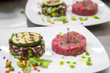 antipasto riso aromatico e carne cruda alta cucina