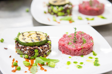 antipasto riso aromatico e carne cruda alta cucina