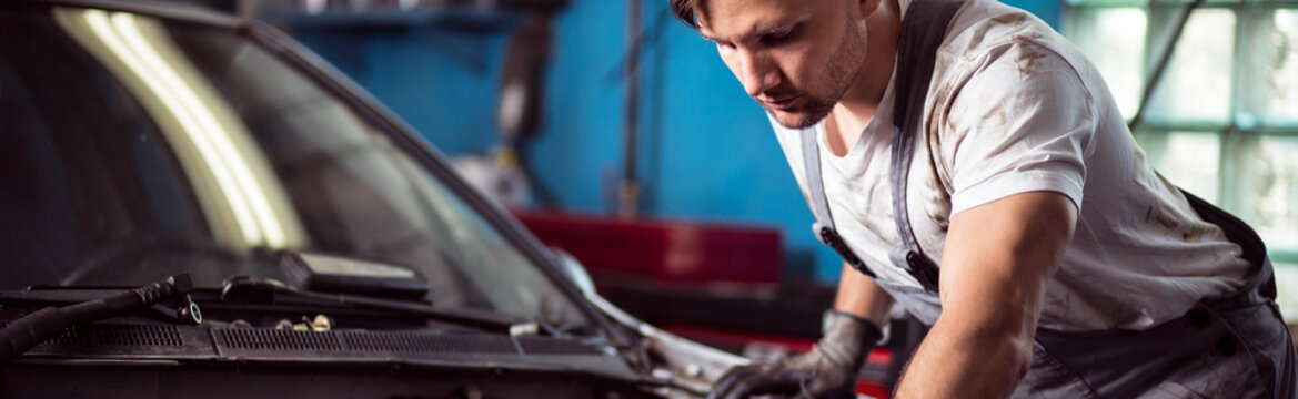 Auto mechanic fixing the car