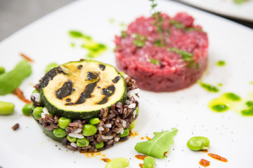 antipasto riso aromatico e carne cruda alta cucina