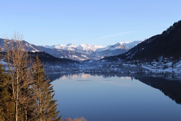 Der Große Alpsee bei Immenstadt im Allgäu am Fuß der Alpen