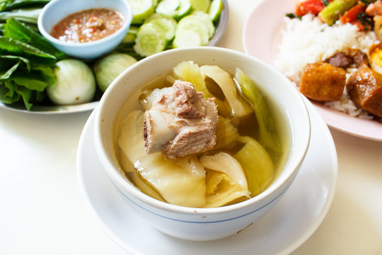 Pickled lettuce soup with pork ribs.
