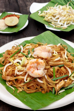 Thai noodle or padthai with shrimp and blur garnish,vegetable le