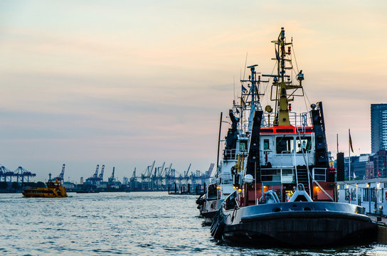Schlepper im Hafen von Hamburg