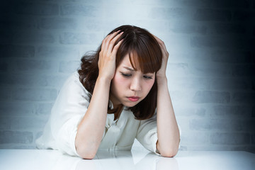 悩む女性