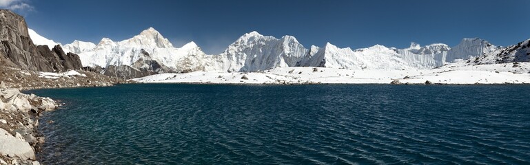 Fototapeta na wymiar Mount Makalu above lake near Kongma La pass