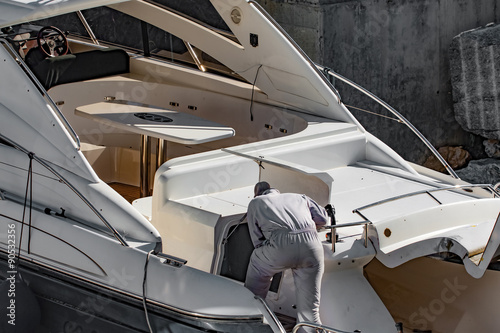 Yacht in riparazione