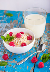 Oat flakes with milk and raspberries