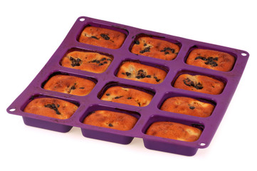 Petits cakes au chocolat dans un moule en silicone